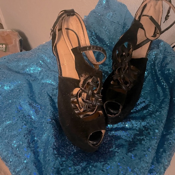 Black nice high red bottom heels if you wear anywhere from 8.5 in women to a 9 - Picture 3 of 4